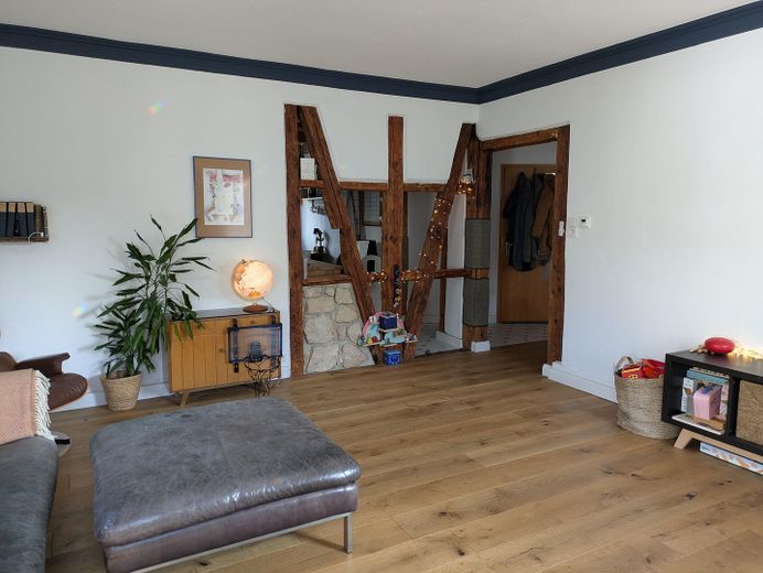 Provisionsfrei: 3,5 Zimmer sanierter Altbau + separates Studio/Homeoffice nahe Marktplatz – Wohnzimmer Ansicht 2