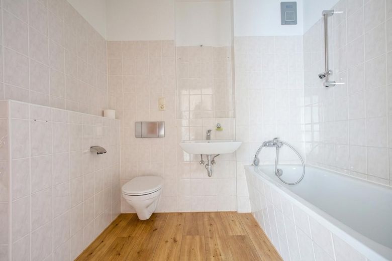 Erstbezug nach Sanierung: 4-Raum-Wohnung mit Einbauküche, Balkon & Autostellplatz – Schlafzimmer