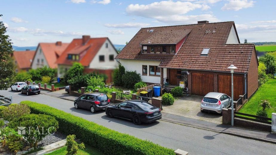RESERVIERT***Settmarshausen - Ein- bis Zweifamilienhaus mit großem Garten und Doppelgarage*** – Außenansicht