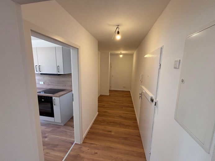 Erstbezug nach Kernsanierung: Helle 4-Zimmer-Wohnung mit 2 Balkonen & Aufzug in Dietzenbach – Flur