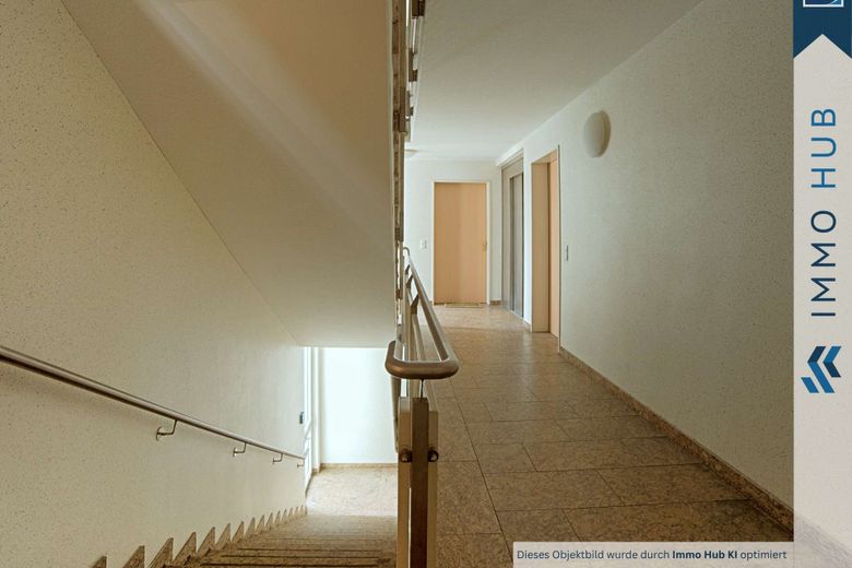++ RENDIMENTO LORDO DA LOCAZIONE PREVISTO DEL 4%, BALCONE, POSTO AUTO – APPARTAMENTO BILOCALE NEL QUARTIERE SUD DI LIPSIA ++ – 5769254-qtUFWTzHmZKAGCouRm8C5XfV-Treppenhaus-overlay.jpg