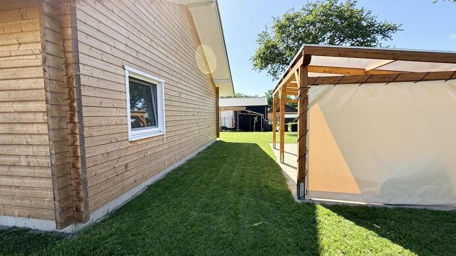 Eider yakınında yeni gibi A+ ahşap bungalov – bahçe, tarla manzarası, komisyonsuz – Terrasse hinter dem Haus