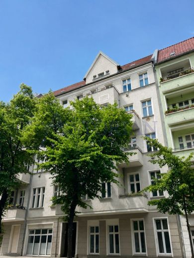 Bezugsfrei! Altbaucharme mit Gestaltungspotenzial - 2,5 Zimmer im Herzen von Friedrichshain – Fassade