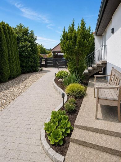 Bungalow bien entretenu avec piscine – Aussenbereich vorne