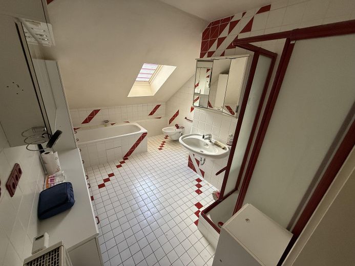 137 m² Maisonette im Zweifamilienhaus – 4 Zimmer, große Wohnküche, 2 Bäder & eigener Eingang – Bad 1 (1. OG)