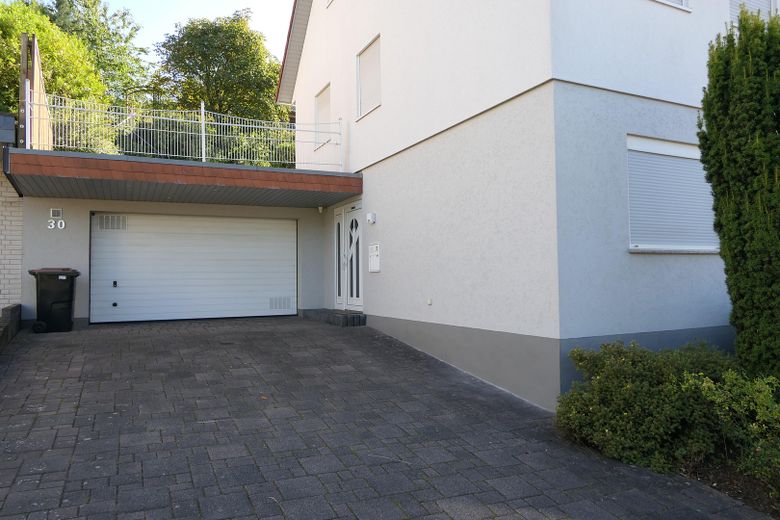 Doppelgarage und Stellplätze 