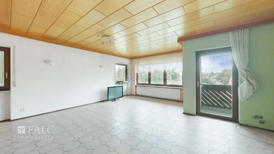Sanierungsbedürftiges Mehrfamilienhaus in Laudenberg – Wohnzimmer EG