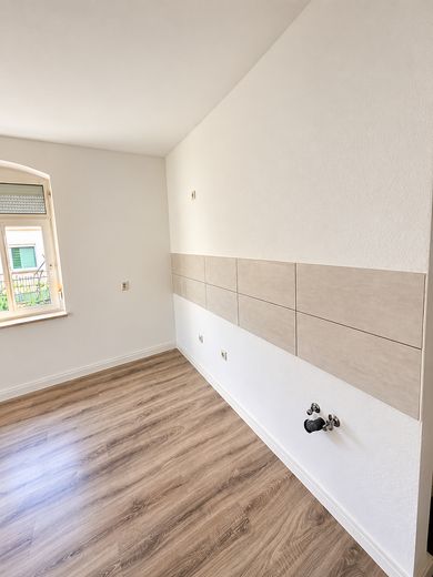 Helle 2-Zimmer-Altbauwohnung mit modernem Bad – Wanne & Dusche – Esszimmer / Küche
