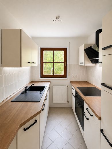Teraslı ve ankastre mutfaklı aydınlık 2 odalı daire – Einbauküche