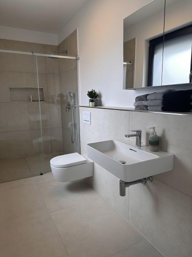 Modernes Traumhaus mit Pool - großzügiges Wohnen in Steinfeld – Gäste Bad