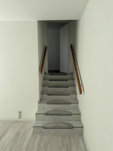 3 Zimmer Küche und zwei Bäder in ruhiger Altstadtlage – Aufgang zum Schlafzimmer