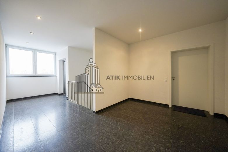 ATIK: Traumhaftes Penthouse - Wohnen mit Panoramablick auf die Starkenburg – Treppenhaus