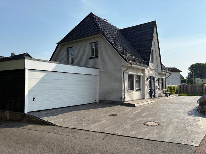 Güzel Fahrdorf’ta doğrudan Schlei manzaralı, huzur veren Friesenhaus (komisyonsuz) – Straßenansicht