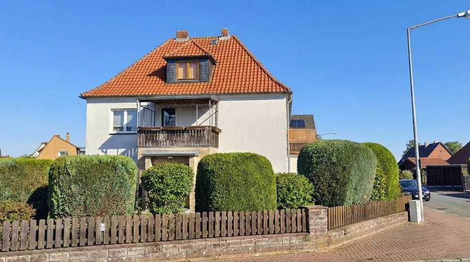 Uetze - Renditeimmobilie - 4-Familienhaus + Doppelhaushälfte + 3 Garagen – 4-Familienhaus