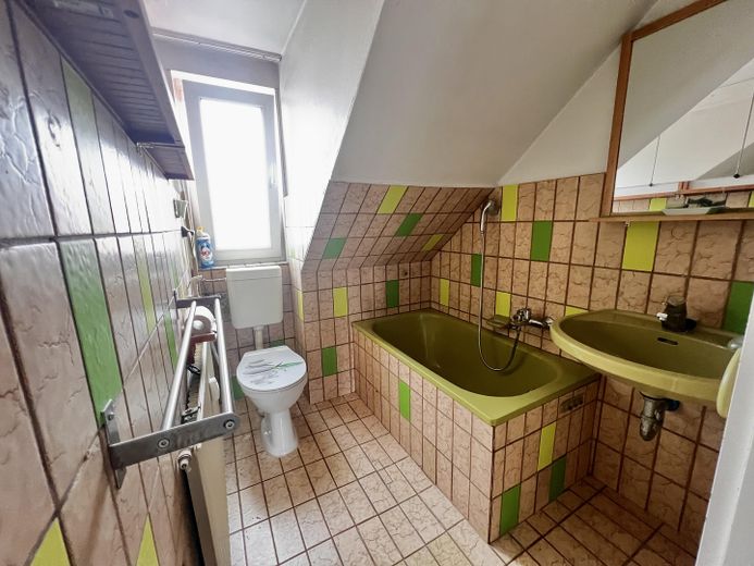Provisionsfrei in Westend: Helle bezugsfreie 3-Zimmer Dachgeschosswohnung am Steubenplatz – Badezimmer