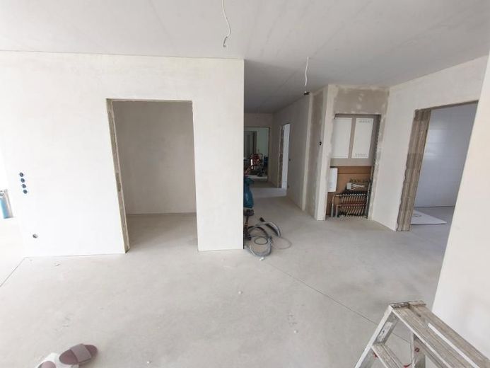 4 Zi. Wohnung (Nr. 7) im OG mit Balkon – Wohnen / Essen / Küche mit Zugang zum Balkon Bild 3
