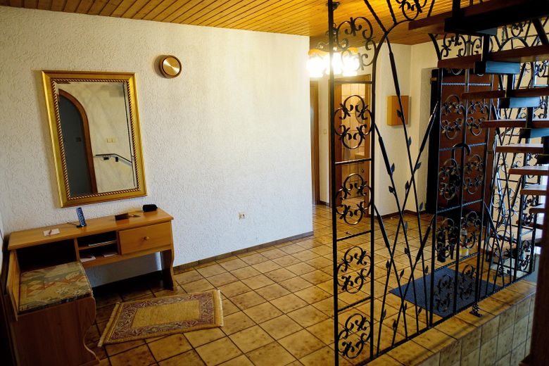 Großzügiger Bungalow auf weitläufigem Grundstück – und optionaler Pferdehaltung – Diele mit Treppenhaus