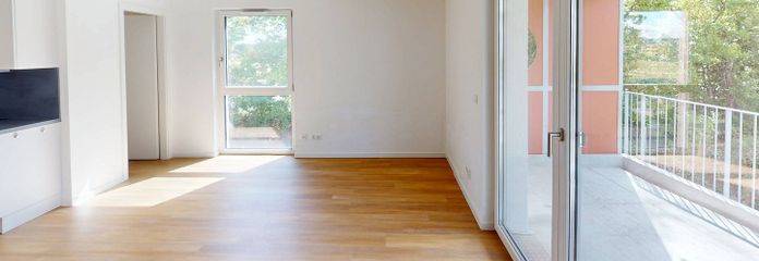 Comfort garantato: luminoso appartamento di nuova costruzione con 3 locali, cucina componibile e BALCONE soleggiato – Ansicht I: Wohn- und Esszimme…