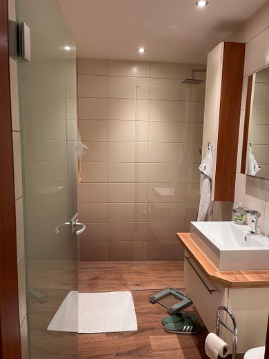 1+1=1 * Großzügige, familientaugliche ETW in ruhiger und dennoch zentraler Lage * in Niedernhausen – Duschbad