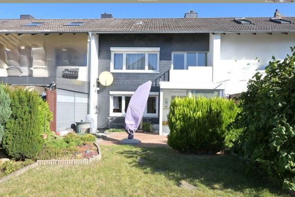 Casa adosada intermedia cuidada con garaje y plaza de aparcamiento en una zona tranquila de Lamme