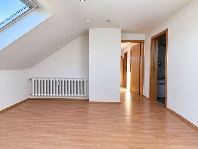 73249 Wernau: Helle gemütliche 2,5-Zi-DG-Wohnung mit EBK. Renoviert. Frei. – Foto 1