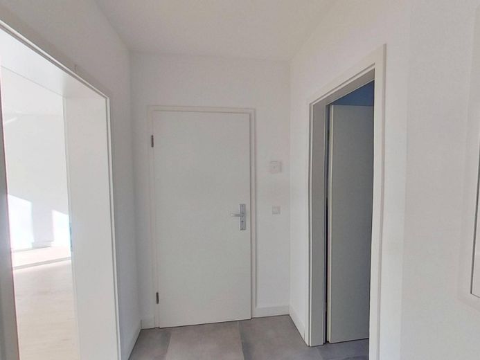 Helle 2-Zimmer-Wohnung mit Tageslichtbadezimmer und großem Balkon – Flur