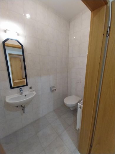 Stuttgart West renovierte, ruhige 4-Zimmer-Wohnung mit Einbauküche – Gästetoilette