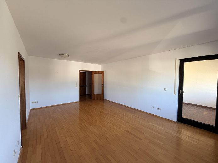 Helle 2-Zimmer-Wohnung, neues Bad, neue Küche, U-Bahn-nähe – Wohnzimmer