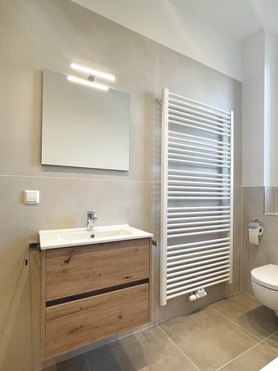 Bad - Waschbecken mit Spiegel