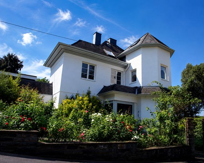 Affascinante villa su un ampio terreno divisibile, con alberi secolari e posizione elevata senza possibilità di edificazione antistante – Charmante Villa