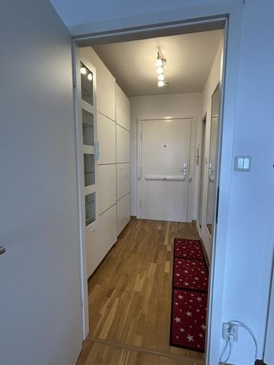 Ankastre mutfaklı, duş banyolu, balkonlu, otoparklı daire; BER ve Freie Universität Berlin yakınında – Flur vom Wohnraum aus