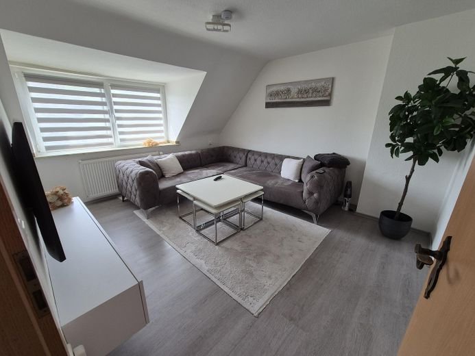Helle und geräumige 3,5-Zimmer-Dachgeschosswohnung in ruhiger Lage – Wohnzimmer