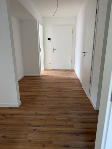 Komfortwohnen im Neubau mit Aufzug, Tiefgarage und Kühlung – Flur 1