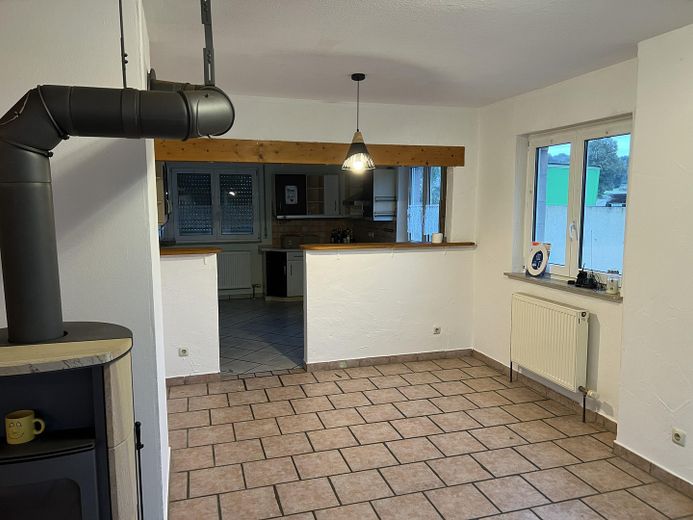 Schöne DHH am Ortsrand mit unverbautem Blick // 147qm Wohnfläche / 7 Zimmer / Einziehen & Wohlfühlen – WoZi 2 mit Blick z. Küche (EG)