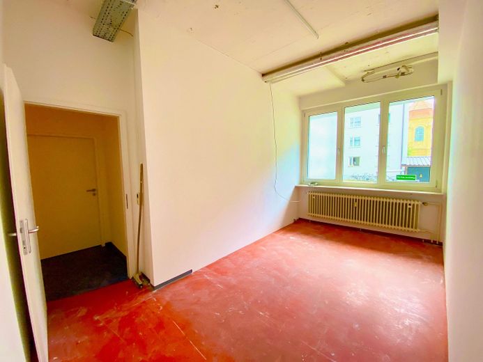 Büro Raum zur Türe 