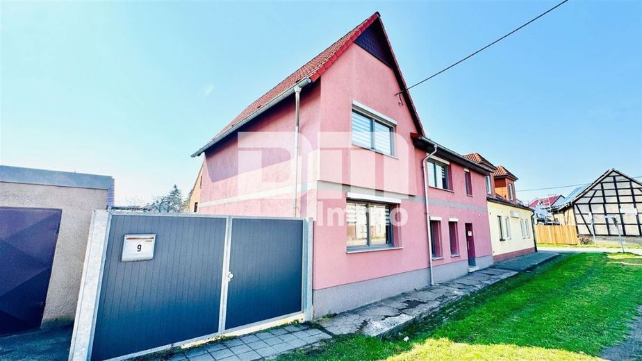 Schönes Wohnhaus mit Doppelgarage, Terrasse und Nebengelass in Traumlage – Frontansicht