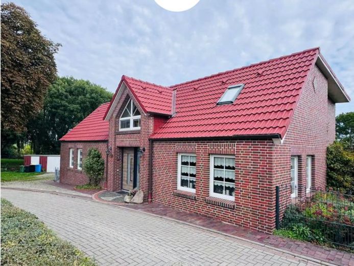 Mit Weitblick!
Geräumiges und gepflegtes Einfamilienhaus mit Garage und Garten – Foto 1