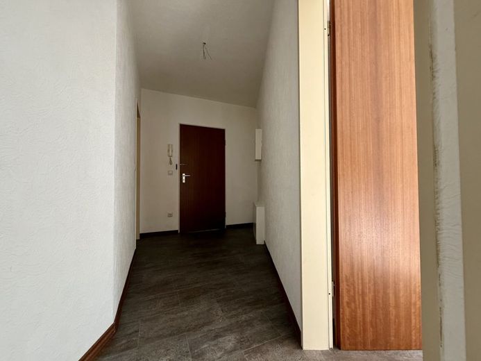 Fröndenberg-Mitte: 1-Raum-Single-Appartement mit Balkon - Frisch renoviert und mit neuem Oberboden! – Diele