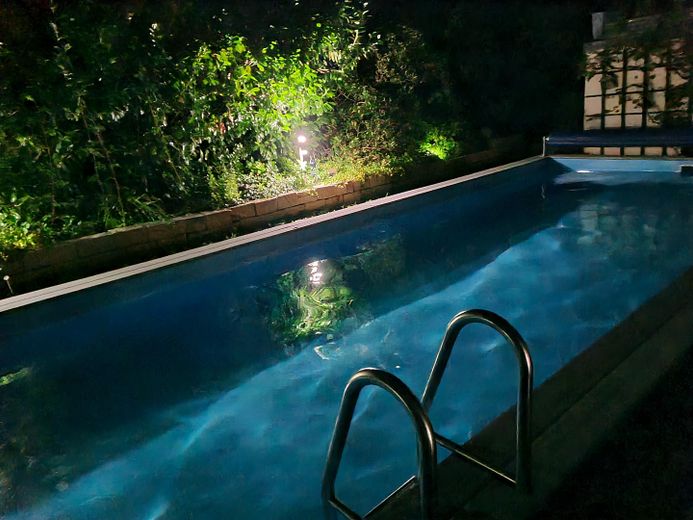 Prämierte Architektenvilla mit Pool & ELW in Pfarrkirchen: Nur ~200€ Energiekosten (Klasse A)! – Beheizter Pool