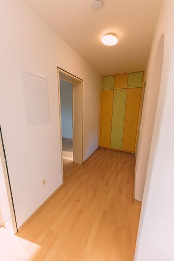 Natychmiast dostępne: piękne mieszkanie 2-pokojowe z loggią od zachodu i zmodernizowaną łazienką – Flur