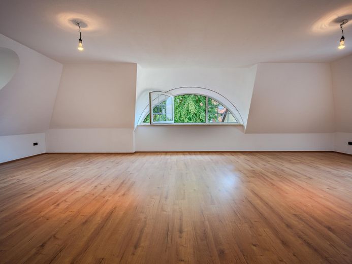 Großzügige 3-Zimmer-Maisonette-Wohnung mit ca. 120 m² in Zirndorf-Weiherhof – sofort bezugsfrei – Wohnzimmer-1
