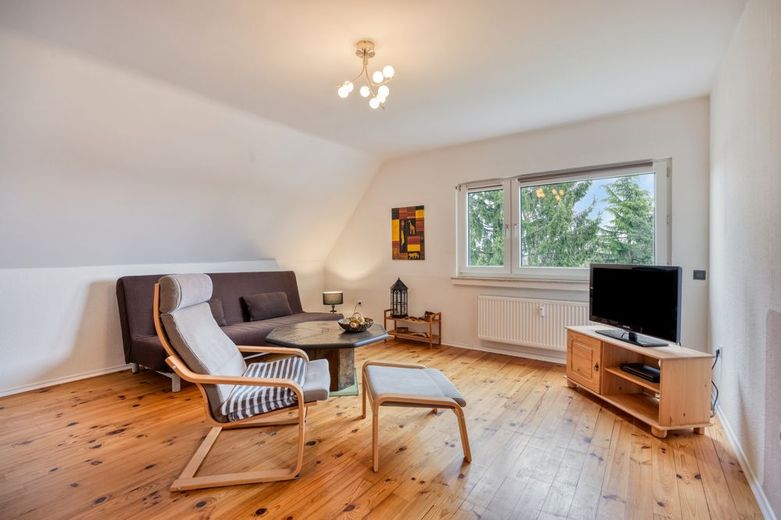****Großzügiges Domizil, sucht neuen Hausherrn. Sichern Sie Ihre Zukunft**** – Wohnzimmer DG