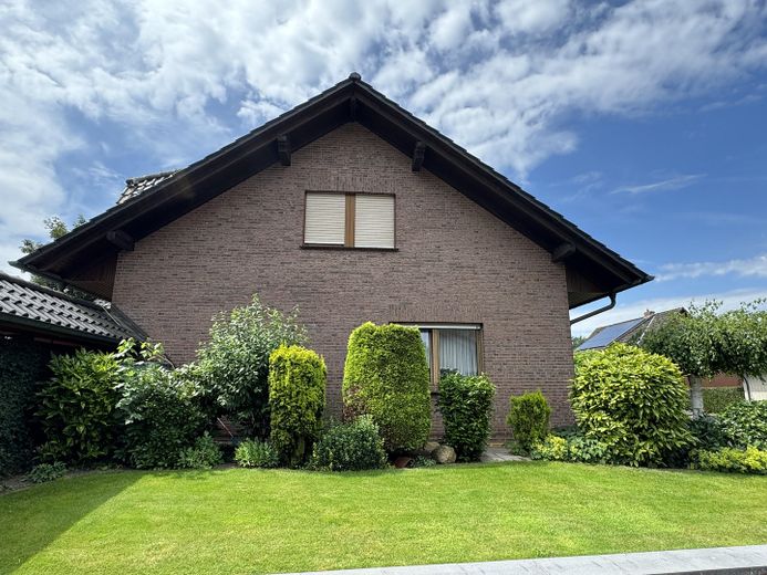 Großzügige 5-Zimmer-Wohnung mit Hausgefühl, 2 Balkonen, Doppelcarport & Garage – Foto 3