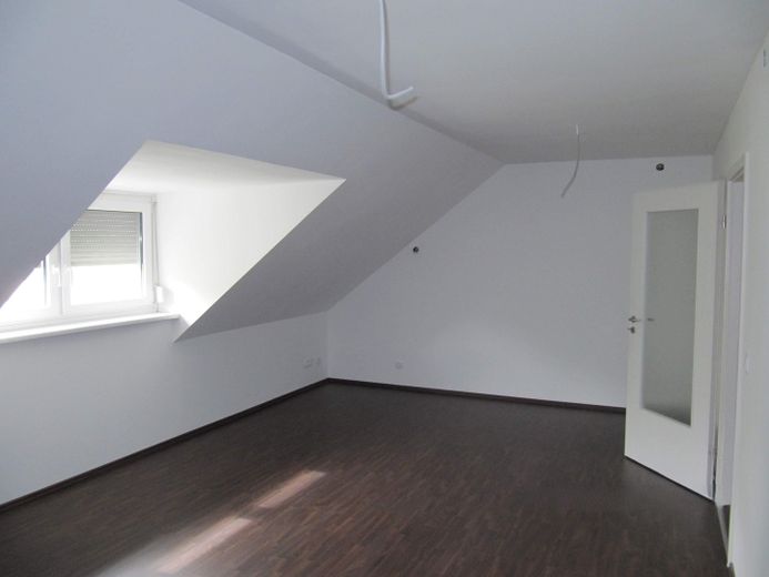 TOP LAGE LAUFAMHOLZ: LAUFEND UND UMFANGREICH MODERNISIERTES -- 6-ZIMMER-RMH MIT EINZELGARAGE. – 2te Etage