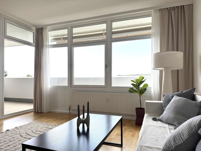 PROVISIONSFREI | Modernisierte 2-Zimmer-Wohnung mit Fernblick, großem Balkon & Einzelgarage – Wohnzimmer