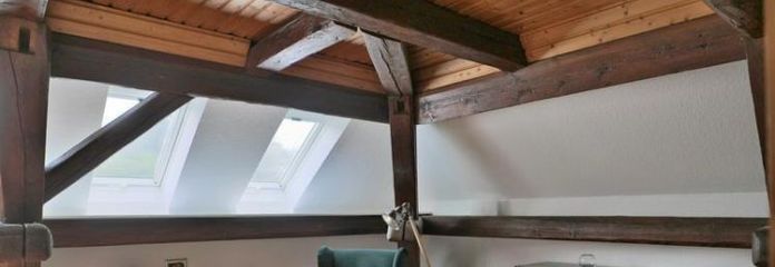 (EF1186_M) Göttingen: Gleichen, gemütliche möblierte Dachgeschosswohnung mit dekorativen Holzbalken