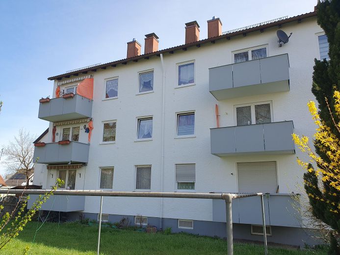 Schöne 2-Zi-Wohnung mit Balkon im 2.OG rechts – Außenansicht_mitBalkon