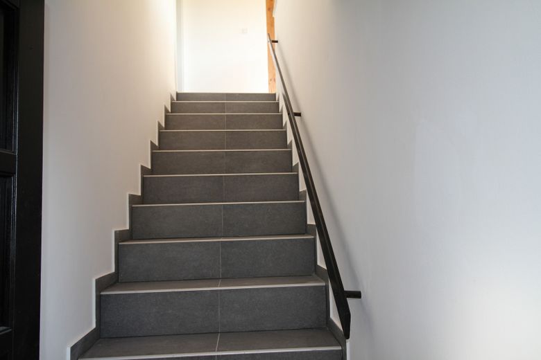 Traumhaft sonniges, frisch renoviertes Einfamilienhaus mit eigenem Garten – Treppe 