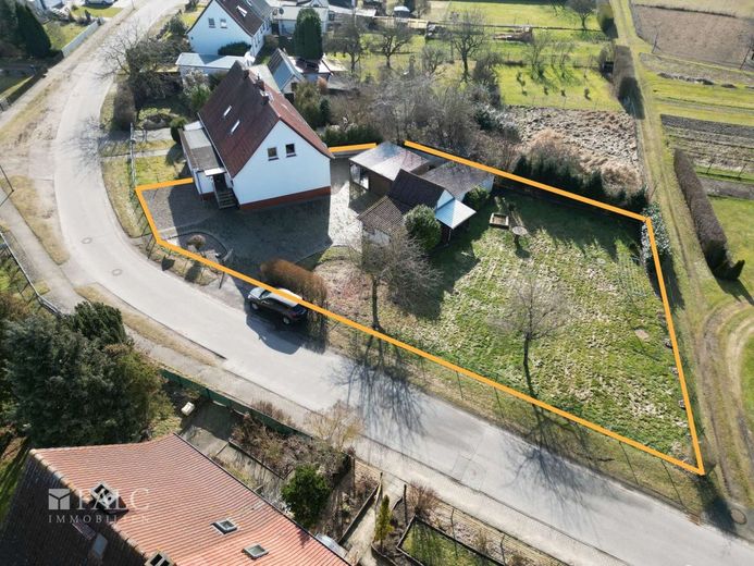 Sanierungsbedürftige Doppelhaushälfte + mögliches Baufeld – Vogelperspektive