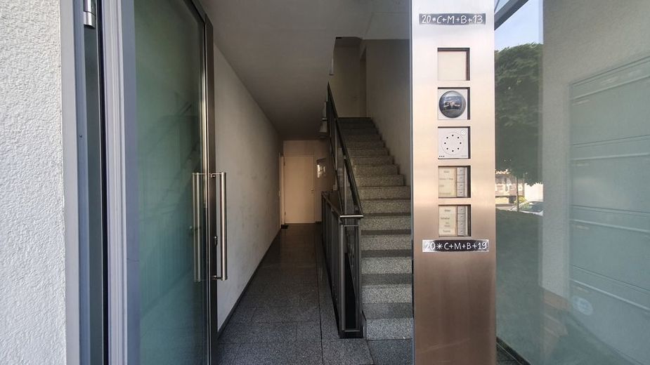 Eingang und modernes Treppenhaus